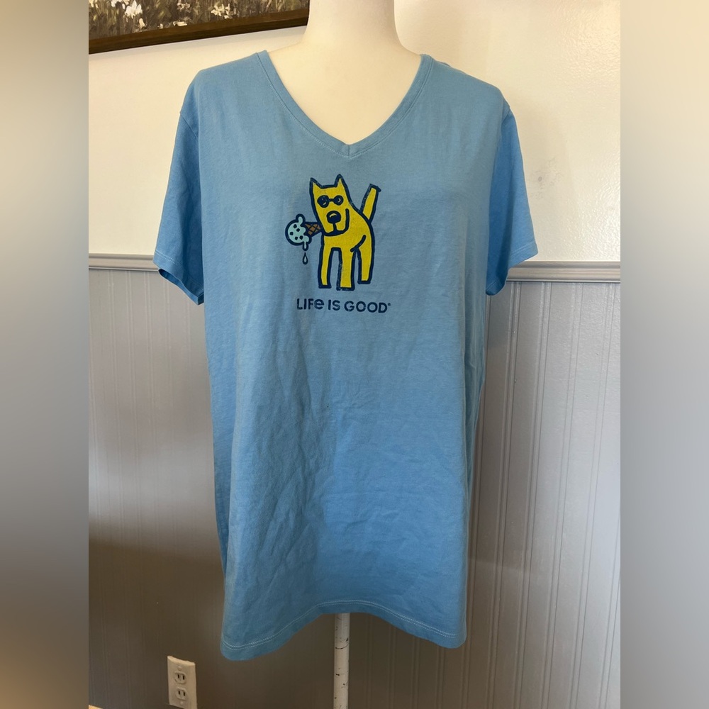 Life is good crusher tee / Dog holding an ice cream cone / Size: XL